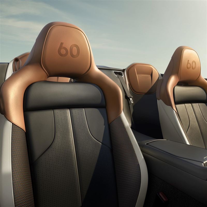 頭枕繡上專屬「60 週年」標誌。（圖／翻攝Aston Martin網站）