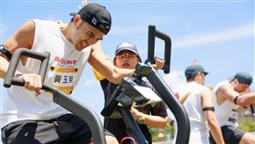 黃玉榮突被抬上輪椅，眾人嚇壞。（圖／好看娛樂提供）