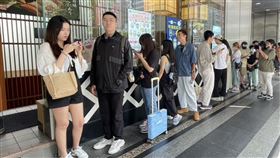 吉伊卡哇,藏壽司,扭蛋,排隊人潮,南京店。（圖／記者賴俊佑攝影）