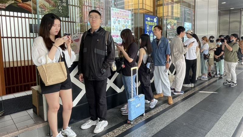 藏壽司各分店已出現排隊人潮。圖為台北南京店（圖／記者賴俊佑攝影）