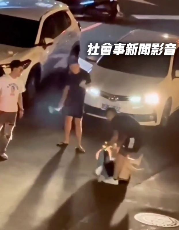 瘦弱的短髮女子，遭前男友壓制在馬路上，嚇到大聲尖叫掙扎。(圖／翻攝自社會事新聞影音)