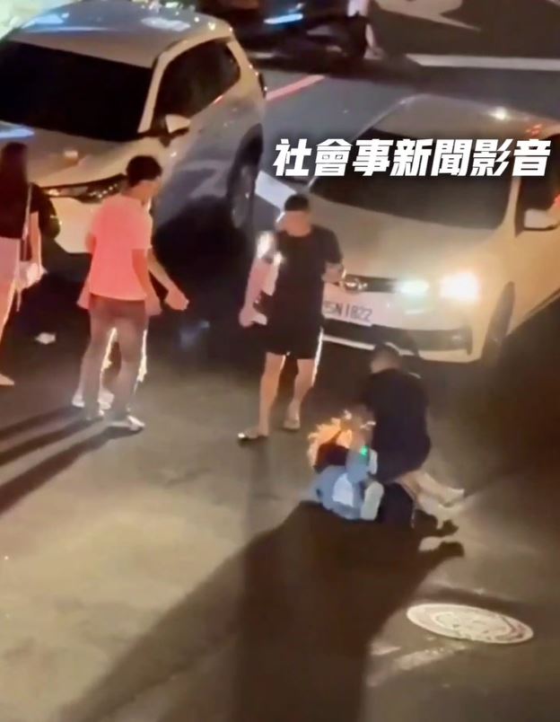 瘦弱的張女遭前男友拖出馬路，當街狂毆、頭髮被揪住亂剪，驚恐的尖叫聲嚇壞附近住戶。(圖／翻攝自社會事新聞影音)