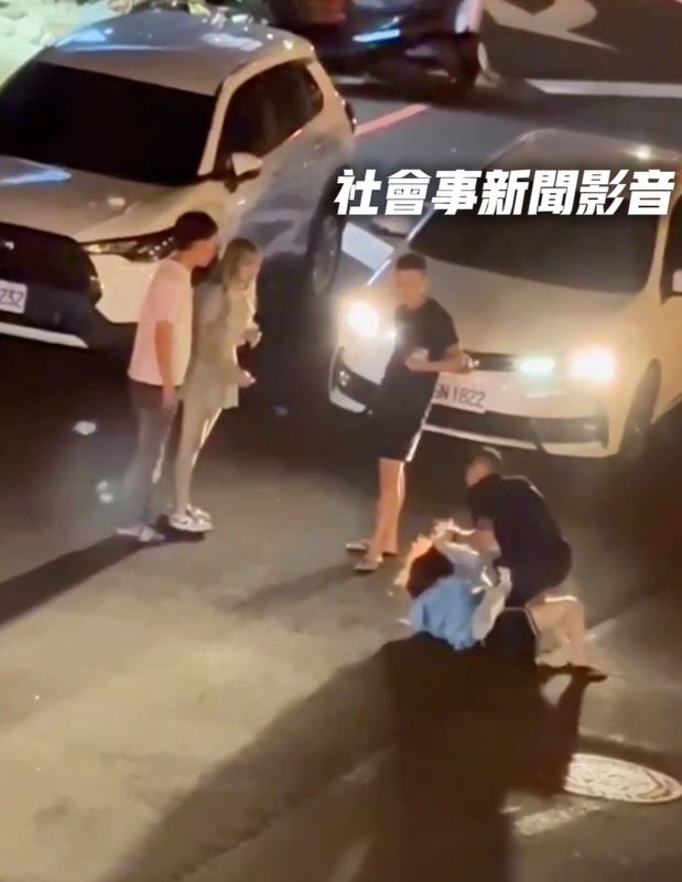 短髮女的友人想上前制止反被推開，施暴男子的同伴冷眼旁觀，甚至拿出手機拍照錄影。(圖／翻攝自社會事新聞影音)