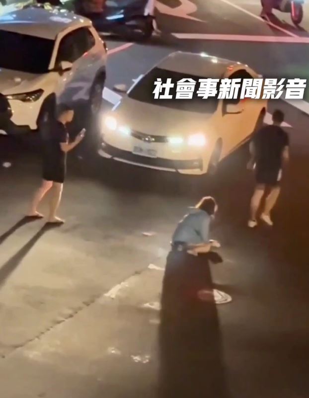 19歲鍾男對前女友施暴持續數分鐘，同伴冷眼旁觀甚至拿起手機錄影。(圖／翻攝自社會事新聞影音)