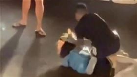 台中，瘦弱短髮女，遭前男友當街扯髮，剪髮，狂毆，黑衣男圍觀錄影拍照，西屯，淒厲尖叫(圖／翻攝自社會事新聞影音)