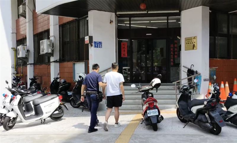 19歲鍾姓男子當眾毆打30歲張姓前女友，甚至扯頭髮亂剪，犯案後竟悠哉開車到台南準備搭遊艇玩樂，遭警方拘提到案。(圖／翻攝畫面)