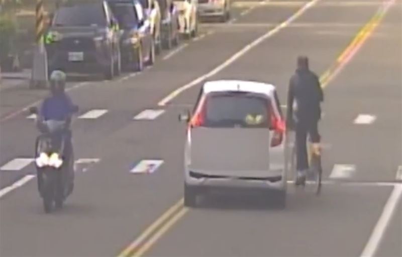 徐男突然往車道內切入,後方轎車閃避不及撞上。(圖/翻攝畫面)