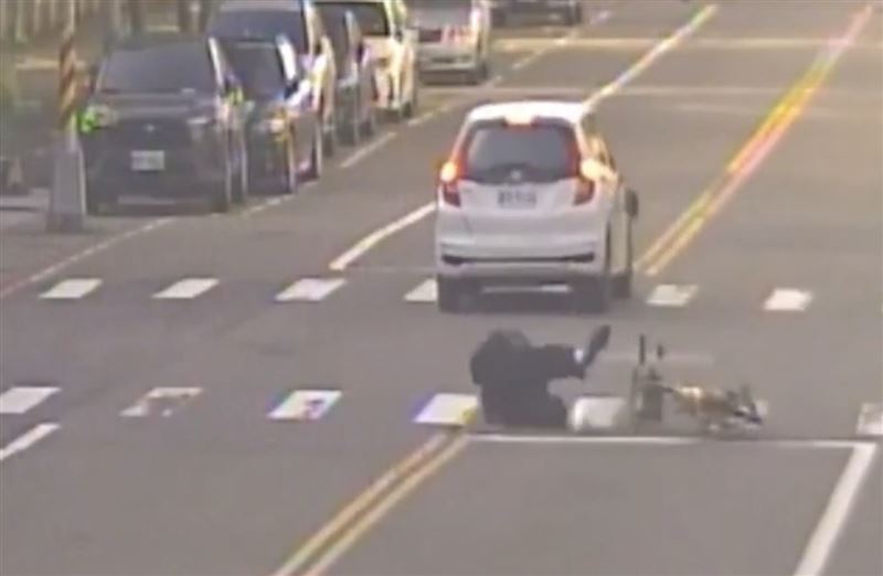 徐男遭撞擊後倒地,所幸無大礙。(圖/翻攝畫面)