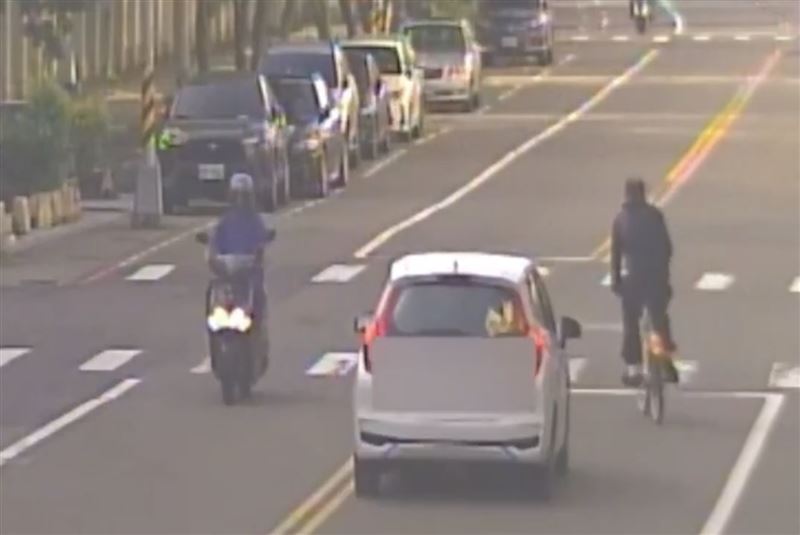 徐男突然往車道內切入,遭後方轎車撞上。(圖/翻攝畫面)