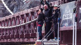 葉舒華(左)玩高空彈跳毫不畏懼，依然談笑風生。（圖／《出去一下》提供）