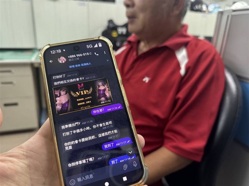 郭姓老翁興致沖沖前往銀行欲匯款18萬元「解鎖特殊服務」，即時遭警方攔阻。（圖／翻攝畫面）