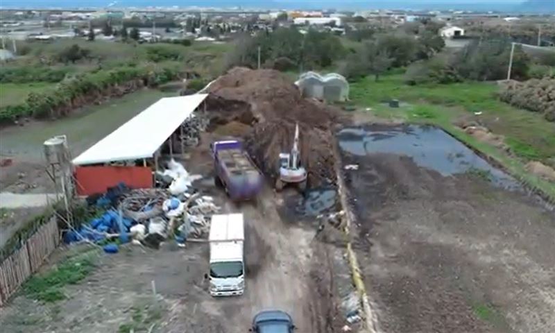 台中大甲臨海路一處空地，被堆積逾1200噸的廚餘垃圾山。(圖／保七總隊第三大隊提供)