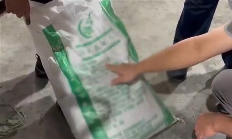 鐘姓男子將部分廚餘廢棄物，裝入印有葉女公司名稱的肥料袋，打算販售。(圖／保七總隊第三大隊提供)