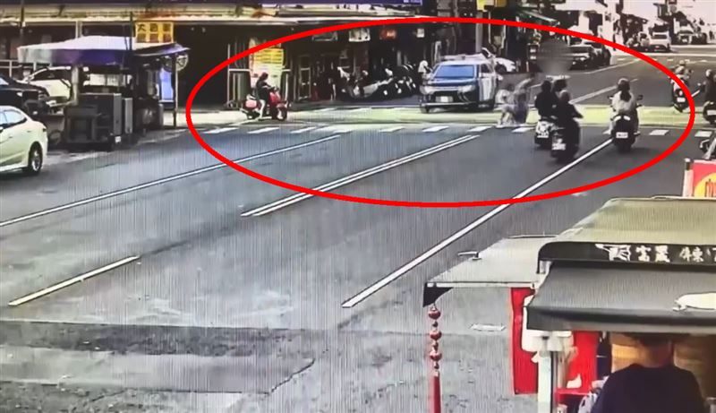 苓雅分局表示，當時駕駛巡邏車同仁支援緊急任務，雖合法合規但仍會提醒員警要注意人車安全。（圖／翻攝畫面）