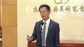 林俊憲接受媒體聯訪回應財劃法等議題。（圖／翻攝畫面）