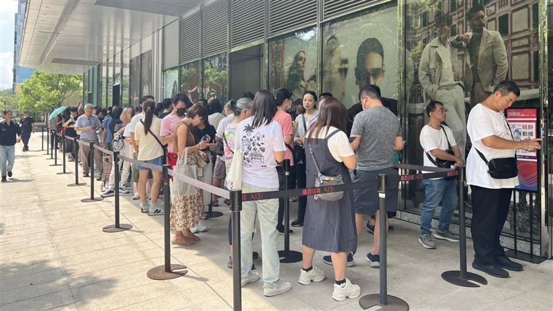 上百人搶蛋黃酥！頭香7點卡位信義區百貨