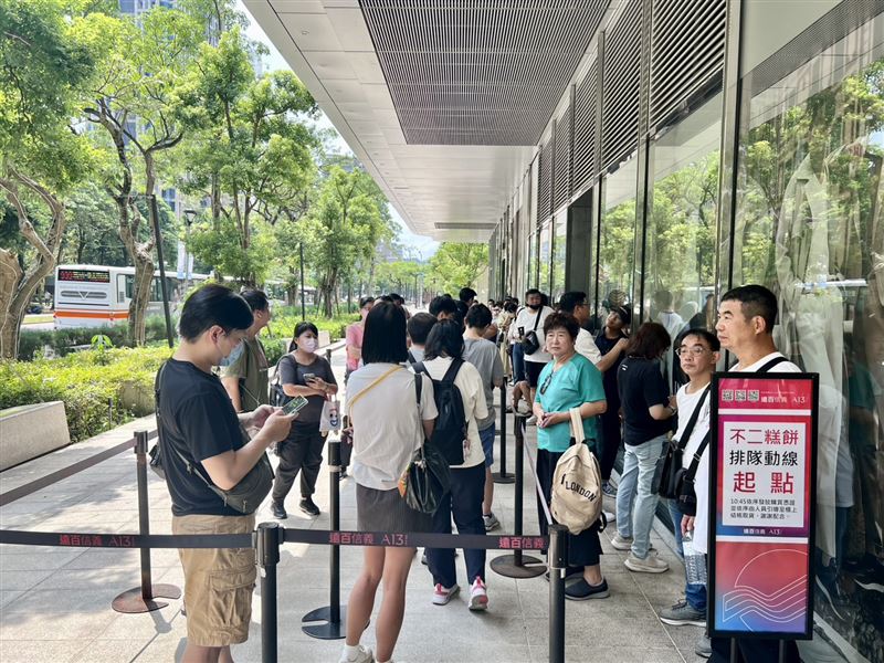 不二糕餅蛋黃酥台北快閃櫃今登場，頭香早上7點就來卡位。(圖／不二糕餅提供）