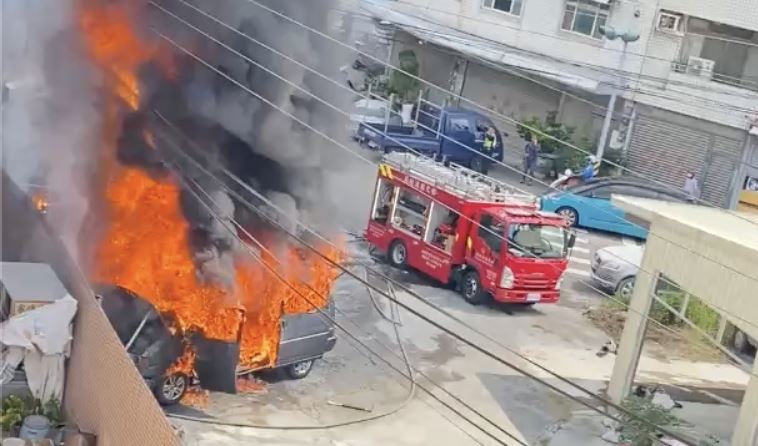 廂型車莫名起火，火勢吞噬整輛車燒剩骨架。（圖／翻攝彰化踢爆網）