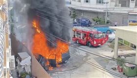 驚悚畫面曝光！彰化秀水廂型車莫名全面燃燒　火勢吞噬慘燒剩骨架