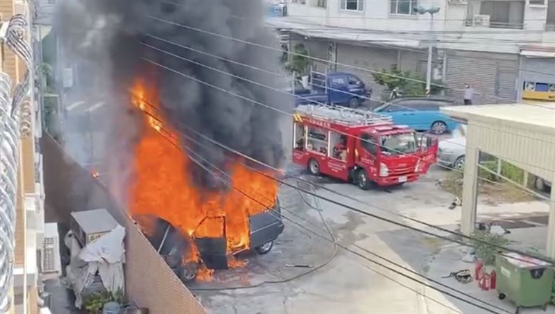 彰化廂型車全面燃燒剩骨架！駕駛嚇昏送醫