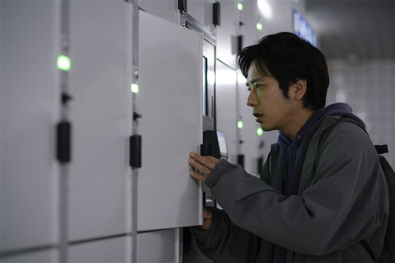 《8號出口》二宮和也表演獲得網友肯定。（圖／壹壹喜喜電影股份有限公司 提供）