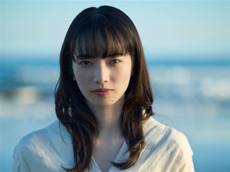 《8號出口》小松菜奈飾演關鍵神秘角色。（圖／壹壹喜喜電影股份有限公司 提供）
