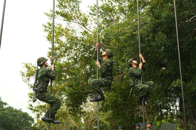 林亭翰（左起）、阿夫、蓋瑞於五百公尺障礙賽關卡進行爬竿。（圖／台視提供）