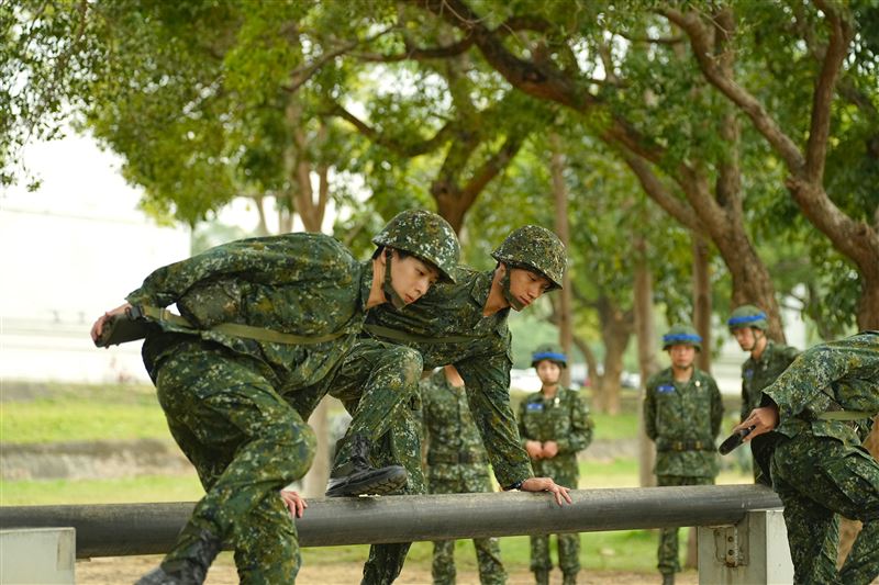 林亭翰（左起）、阿夫，進行五百公尺障礙賽。(圖／台視提供)