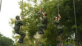 林亭翰（左起）、阿夫、蓋瑞於五百公尺障礙賽關卡進行爬竿。（圖／台視提供）