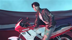 韋禮安壞壞上身，化身浪子騎重機。（圖／索尼音樂提供）