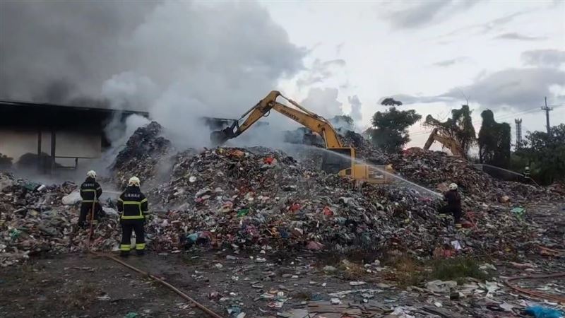 花蓮縣吉安鄉公所垃圾掩埋場發生火警。（圖／翻攝畫面）