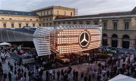 Mercedes-Benz於慕尼黑皇宮中庭打造極具視覺震撼的品牌展區。（圖／Mercedes-Benz提供）