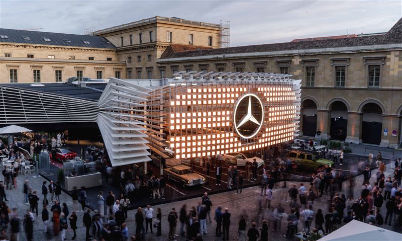 Mercedes-Benz於慕尼黑皇宮中庭打造極具視覺震撼的品牌展區。（圖／Mercedes-Benz提供）