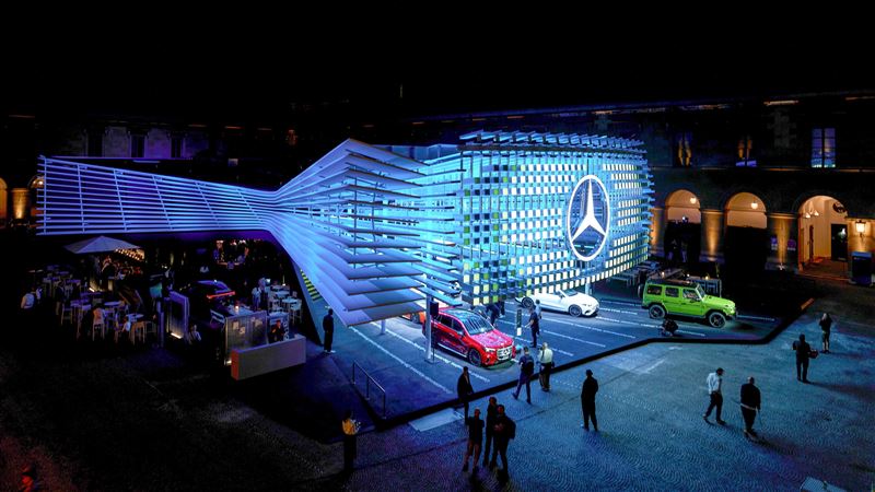 展區以巨大「星徽發光水箱護罩」造型建築為視覺焦點。（圖／Mercedes-Benz提供）