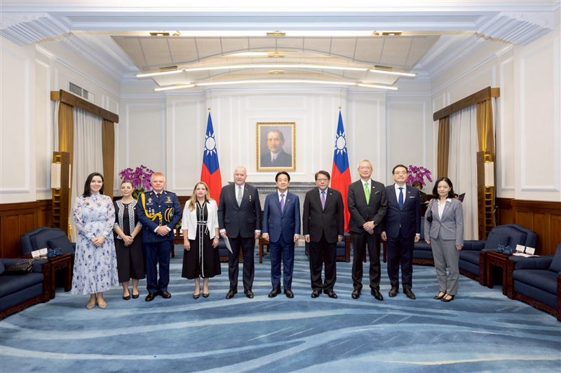 總統賴清德接受「巴拉圭共和國新任駐臺特命全權大使傅達耀呈遞到任國書」。(圖/總統府提供)