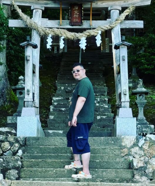 網紅四叉貓近日因一句「柯文哲關了一年,見不到父親最後一面,嘻嘻」的爭議發言,掀起合作廠商接連切割風波。(圖/翻攝自四叉貓IG)