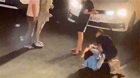 台中，瘦弱短髮女，遭前男友當街扯髮，剪髮，狂毆，黑衣男圍觀錄影拍照，西屯，淒厲尖叫(圖／翻攝自社會事新聞影音)