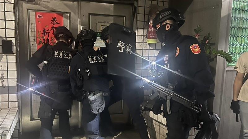警方破獲天九牌賭場，霹靂小組破門攻堅逮人。（圖／翻攝畫面）