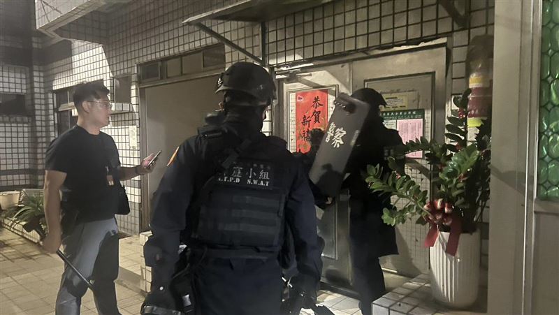 警方破獲天九牌賭場，霹靂小組破門攻堅逮人。（圖／翻攝畫面）