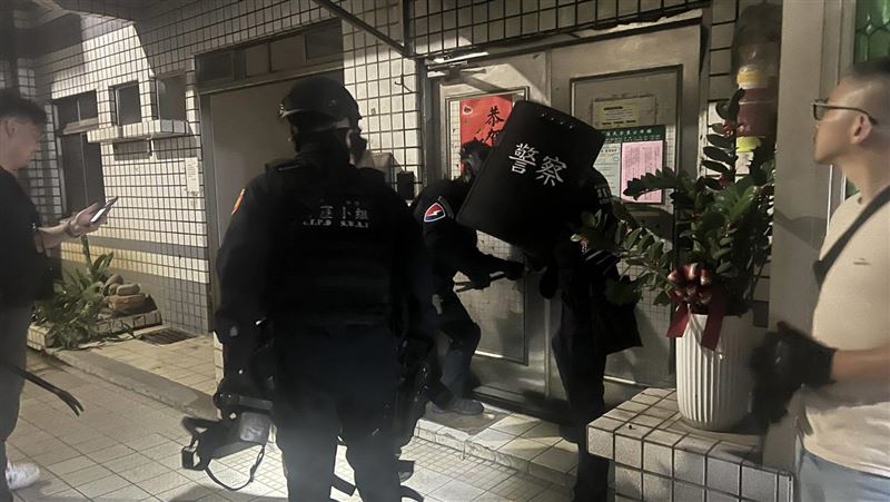 警方破獲天九牌賭場，霹靂小組破門攻堅逮人。（圖／翻攝畫面）