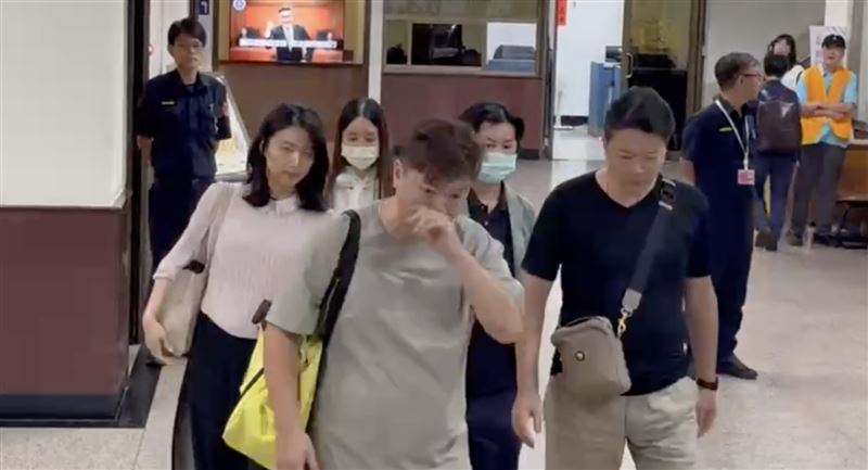 律師喊「柯文哲都能交保」陳怡君繳錢獲釋