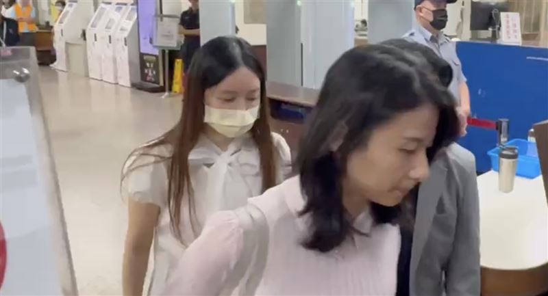 陳怡君繳完100萬元保金，在親友、律師陪同下離開高院。（圖／翻攝畫面）