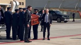 美國副總統為好友柯克抬棺協助運送遺體返鄉。（圖／翻攝自X平台 @tylerbowyer
帳號）