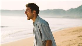 鳳小岳在豔陽下演出暴怒吼叫情緒戲「氣到冒煙」。(圖／綺影發行提供)