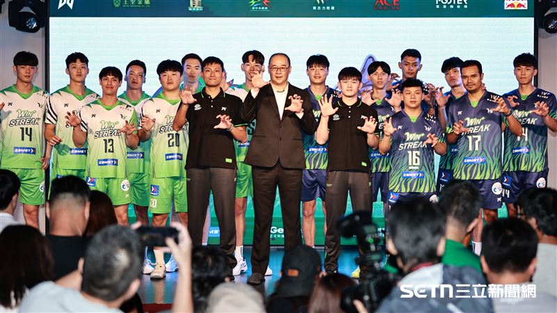 TPVL臺中連莊隊開季記者會，球隊總教練和球員合影。（圖／記者劉彥池攝影）