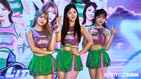 TPVL臺中連莊啦啦隊小魔女「韓籍3本柱」廉世彬、金吉娜、高佳彬合影。（圖／記者劉彥池攝影）