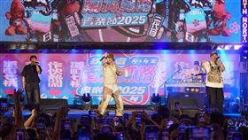 「國民天團」玖壹壹魅力火爆，把街頭變成大型音樂會，粉絲癱瘓台中老虎城。（圖／KKLIVE、混血兒娛樂）