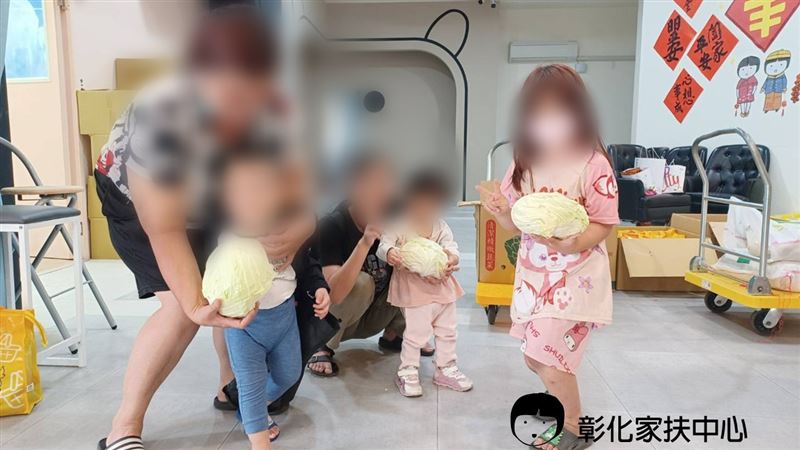高麗菜阿公不僅讓弱勢家庭有新鮮的菜吃，更讓這些孩子感受到社會的溫暖，同時學習到無私的愛和付出，在他們心中默默地種下善的種子。（圖／彰化家扶授權提供）