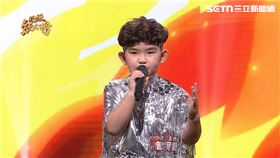 小小歌王擂台主曾宥嘉霸氣演唱《勝者為王》。（圖／超級紅人榜提供）
