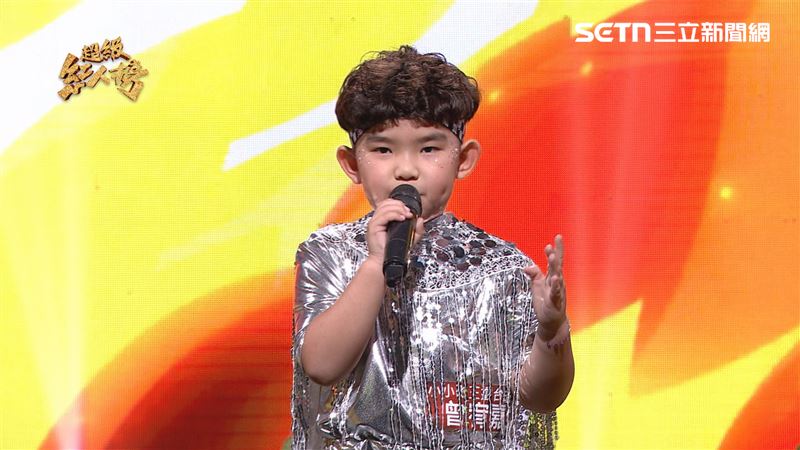 小小歌王擂台主曾宥嘉霸氣演唱《勝者為王》。（圖／超級紅人榜提供）